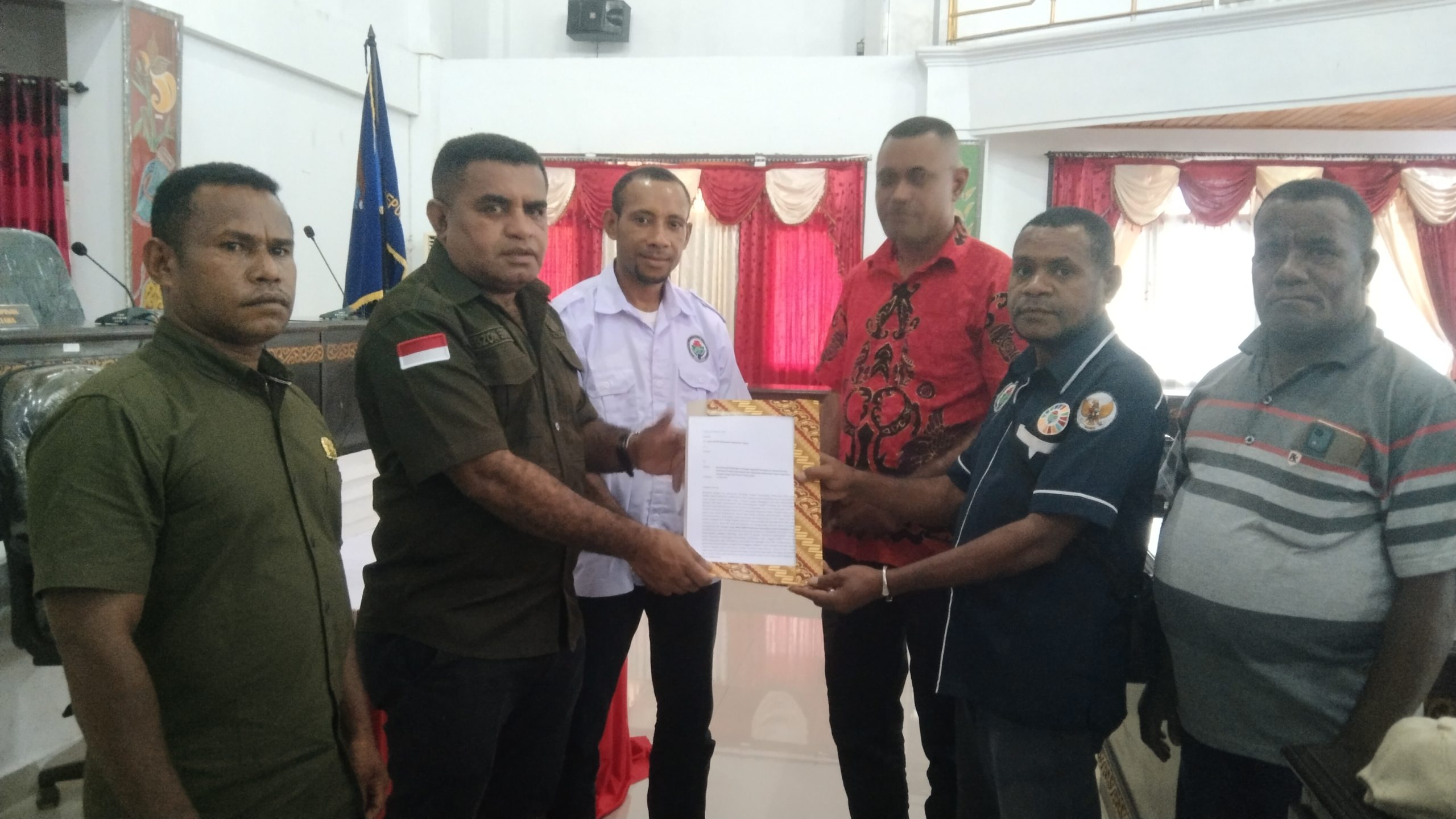 Ebzon Sembai menerima dokumen dari Aspirasi Pendamping Desa Kabupaten Kepulauan Yapen